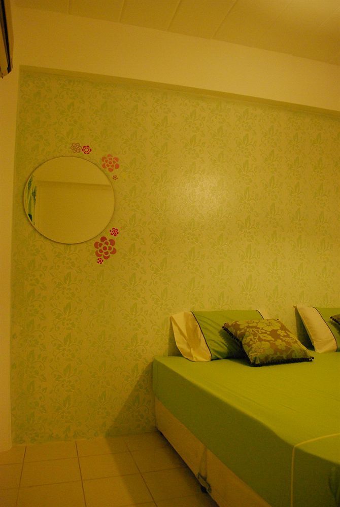 Na Na Chart Phuket Hostel Csalong Kültér fotó